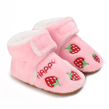 Новинка зимы для новорожденных, милая хлопчатобумажная обувь с вышивкой клубники Magic Tape для девочек 0-1 лет, теплая обувь для прогулок