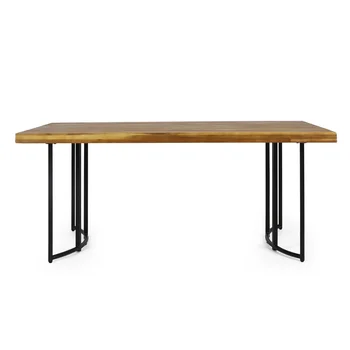 Обеденный стол из дерева акации в современном промышленном стиле на открытом воздухе.